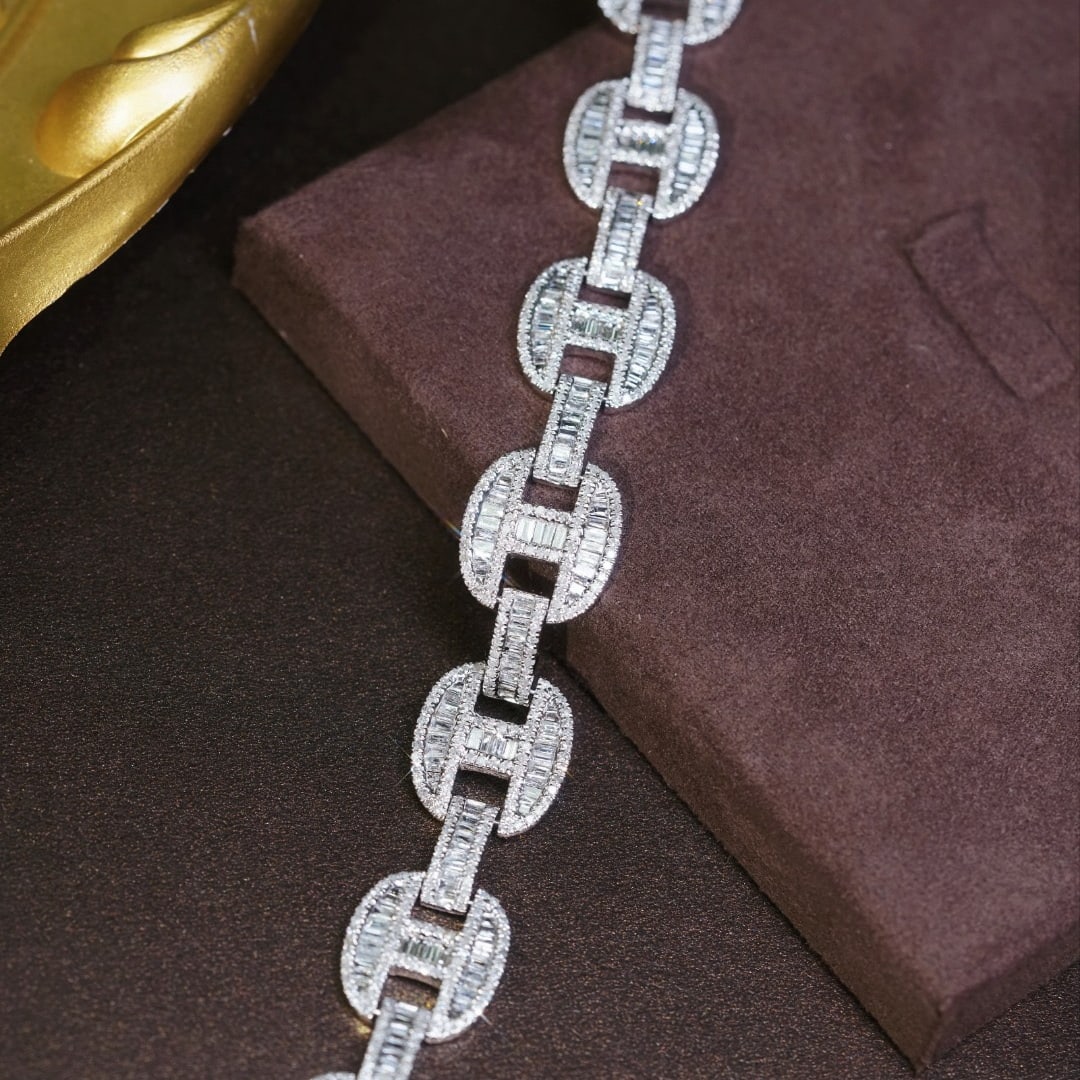 14k Gold 6.00 Ct Natural H Diamond Bracelet: Ref:231128151 // gold content:14k gold // main gemstone:diamond // shape:multiple // carat weight:6. 00ct // clarity grade:vs-si // color:h // treatment:natural // High Estimate: 36000Condition: