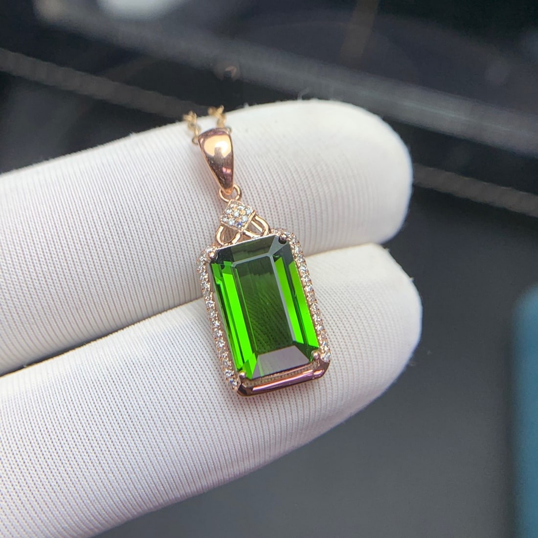 14k Gold 3.1 Ct Natural Tourmaline & Diamond Pendant( Without Chain ): Ref:231128153 // gold content:14k gold // main gemstone:tourmaline // shape:octagonal // carat weight:3. 1ct // color:green // treatment:natural // // adjacent gemstone 2 : diamond // shape:round // c