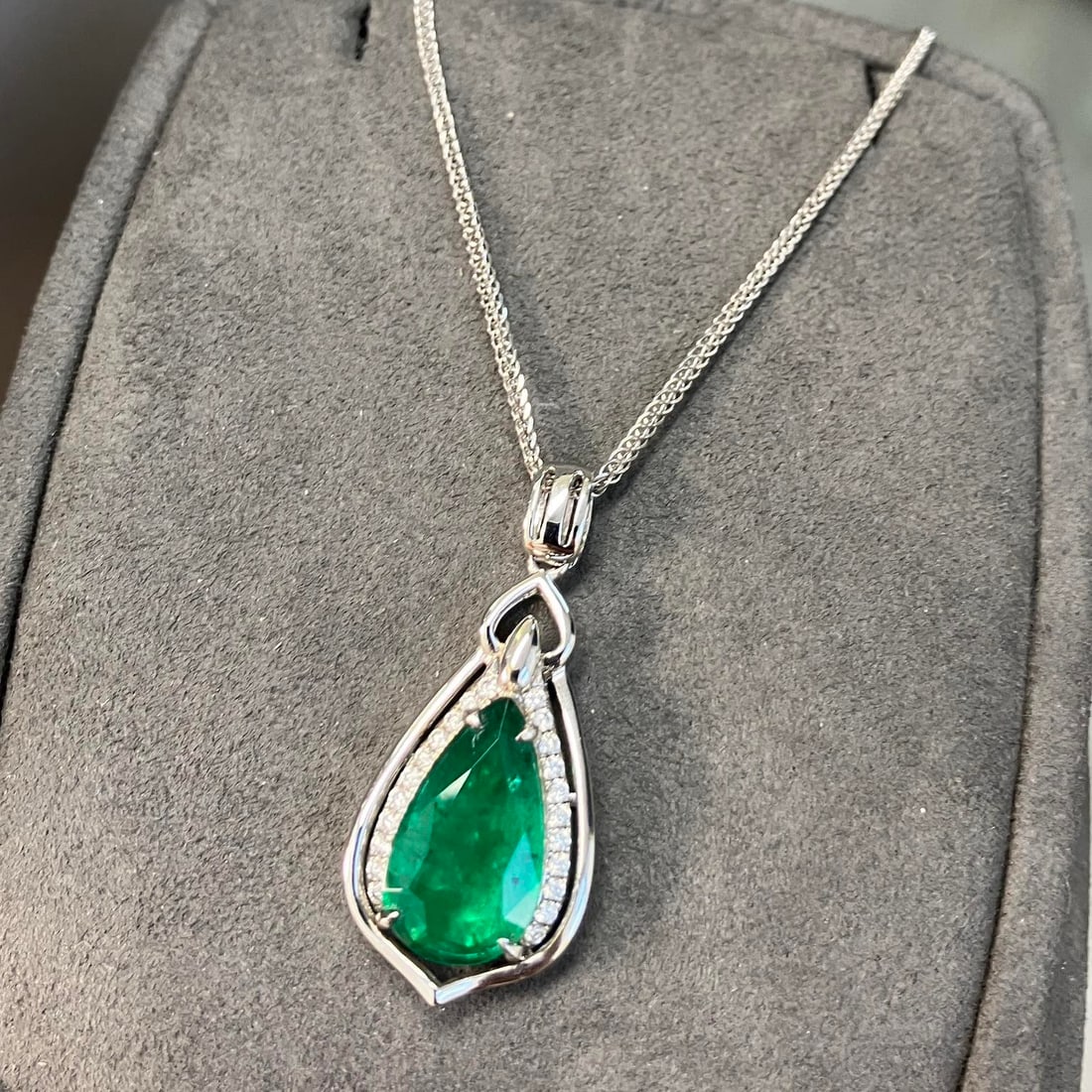 14k Gold 3.39 Ctw Vivid Green Natural Emerald & Diamond Pendant( Without Chain ): Ref:231128164 // gold content:14k gold // main gemstone:emerald // shape:pear // carat weight:3. 14ct // color:vivid green // treatment:natural // // adjacent gemstone 2 : diamond // shape:round //
