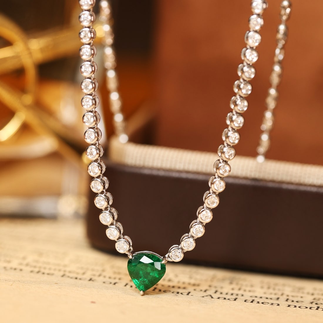 14k Gold 1.6 Ctw Natural Emerald & Diamond Necklace: Ref:231128172 // gold content:14k gold // main gemstone:emerald // shape:pear // carat weight:0. 8ct // color:muzo green // treatment:natural // // adjacent gemstone 2 : diamond // shape:round //