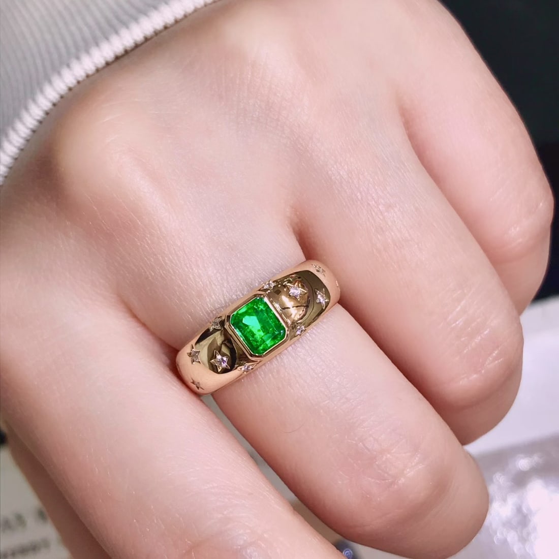 14k Gold 0.78 Ctw Vivid Green Natural Emerald & Diamond Ring - 6