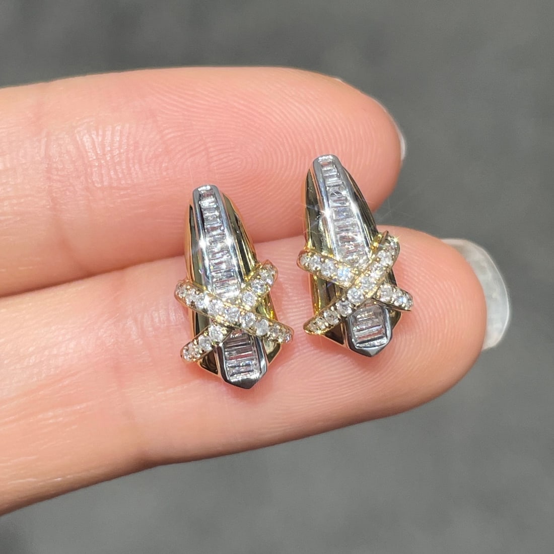 14k Gold 0.4 Ct Natural H Diamond Earrings: Ref:231128194 // gold content:14k gold // main gemstone:diamond // shape:multiple // carat weight:0. 4ct // clarity grade:vs-si // color:h // treatment:natural // High Estimate: 3300 Condition: New L