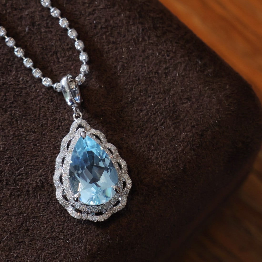 14k Gold 2.8 Ct Natural Aquamarine & Diamond Pendant( Without Chain ): Ref:231128198 // gold content:14k gold // main gemstone:aquamarine // shape:pear // carat weight:2. 8ct // color:blue // treatment:natural // // adjacent gemstone 2 : diamond // shape:round // clarity