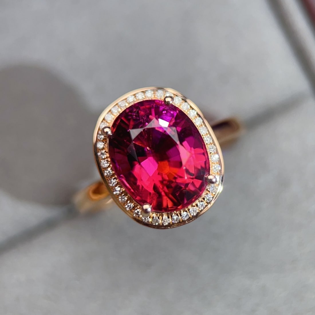 14k Gold 4.31 Ctw Natural Tourmaline & Diamond Ring: Ref:231128211 // gold content:14k gold // ring size:7. 25us // // main gemstone:tourmaline // shape:oval // carat weight:4. 2ct // color:red // treatment:natural // // adjacent gemstone 2 : diamond //