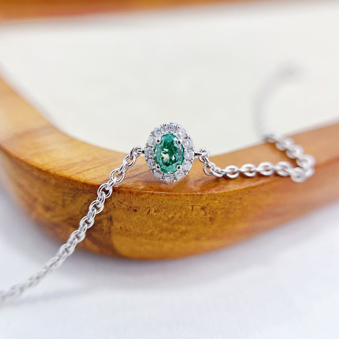 14k Gold 0.31 Ctw Natural Green Diamond & Diamond Bracelet: Ref:231128223 // gold content:14k gold // main gemstone:green diamond // shape:oval // carat weight:0. 22ct // color:green // treatment:natural // // adjacent gemstone 2 : diamond // shape:round //