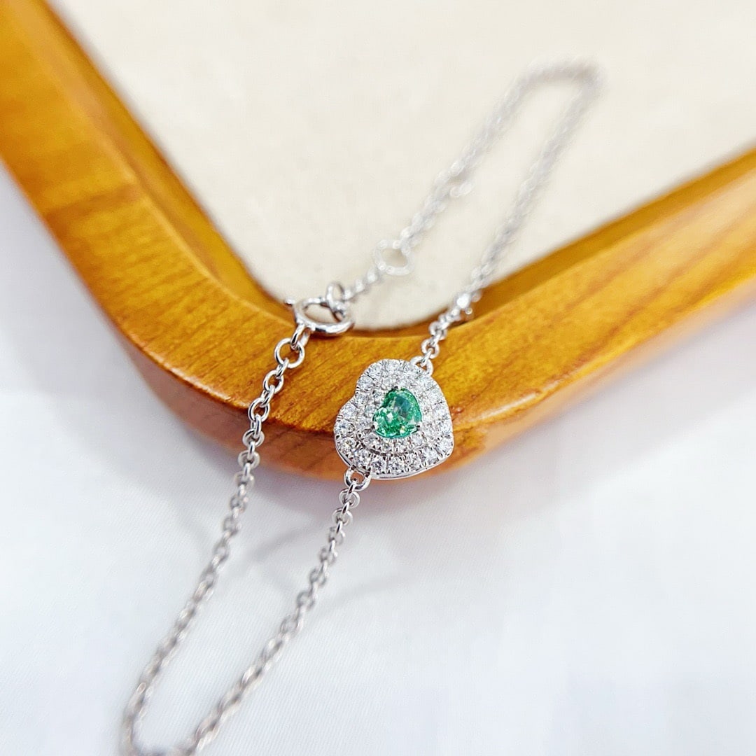 14k Gold 0.37 Ctw Natural Green Diamond & Diamond Bracelet: Ref:231128224 // gold content:14k gold // main gemstone:green diamond // shape:heart // carat weight:0. 18ct // color:green // treatment:natural // // adjacent gemstone 2 : diamond // shape:round // c
