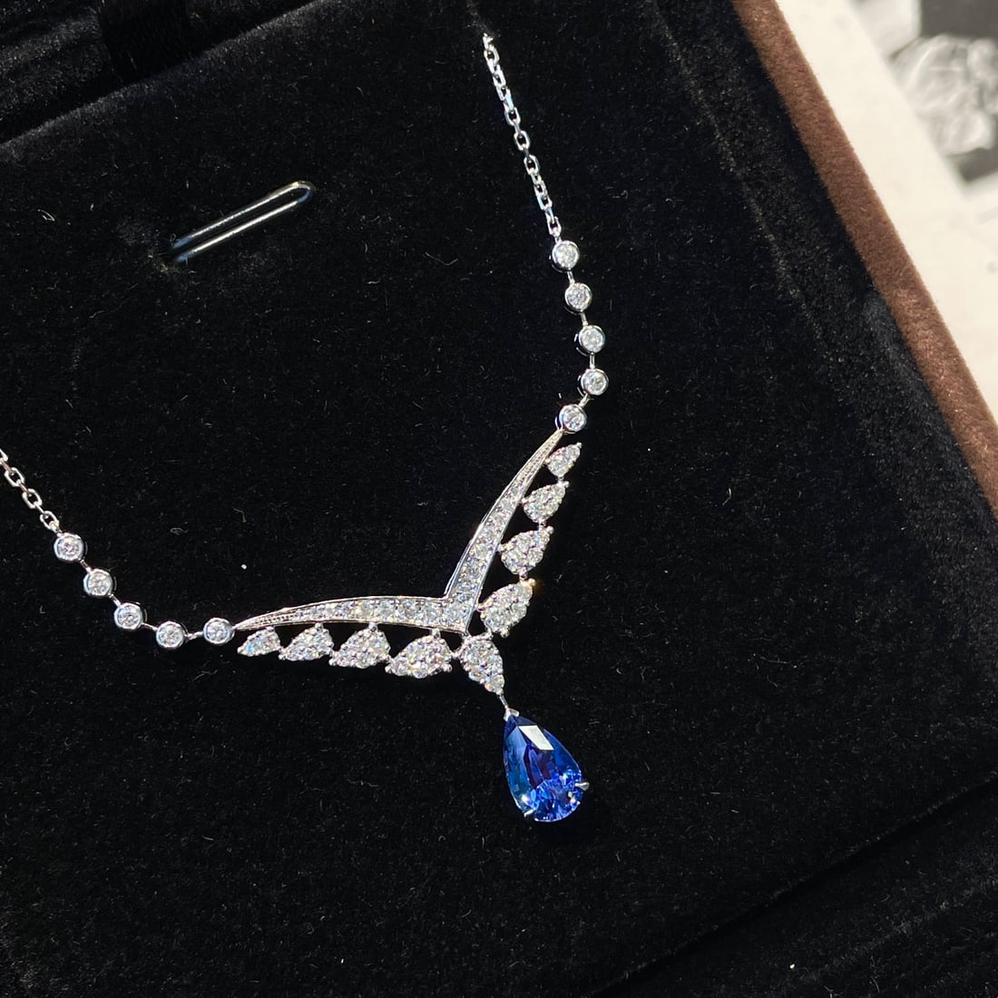 14k Gold 1.50 Ct Natural Sapphire & Diamond Necklace: Ref:231128225 // gold content:14k gold // main gemstone:sapphire // shape:pear // carat weight:1. 50ct // color:cornflower blue // treatment:natural // // adjacent gemstone 2 : diamond //