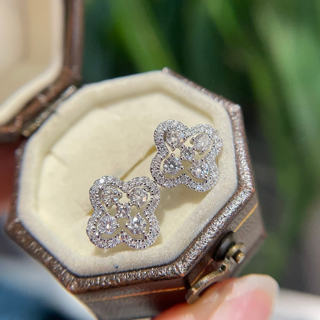 14k Gold 0.60 Ct Natural H Diamond Earrings: Ref:231128227 // gold content:14k gold // main gemstone:diamond // shape:round // carat weight:0. 60ct // clarity grade:vs-si // color:h // treatment:natural // cut grade:g // High Estimate: