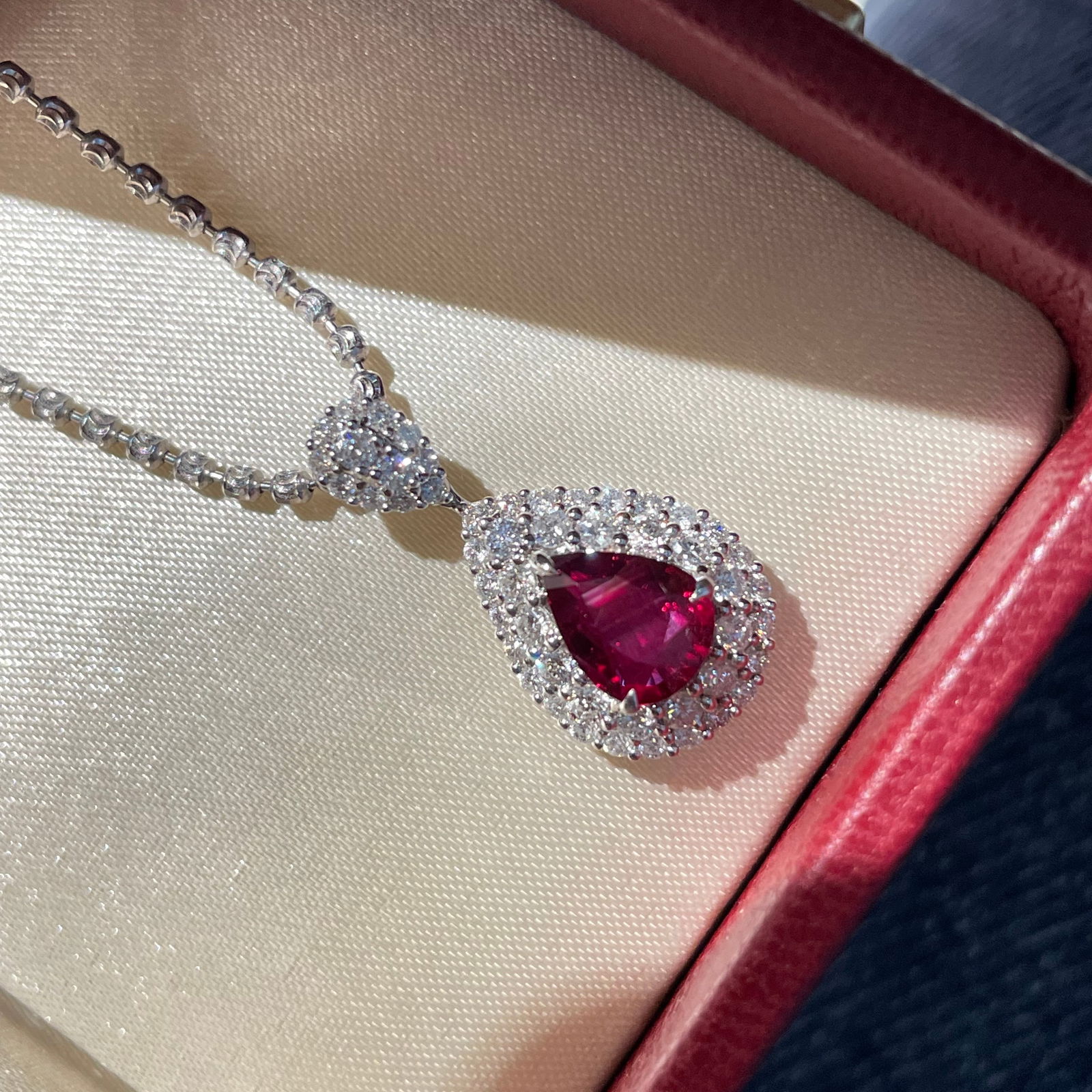 14k Gold 1.23 Ct Natural Ruby & Diamond Pendant( Without Chain ): Ref:231128229 // gold content:14k gold // main gemstone:ruby // shape:pear // carat weight:1. 23ct // color:pigeonblood red // treatment:natural // // adjacent gemstone 2 : diamond // shape:round