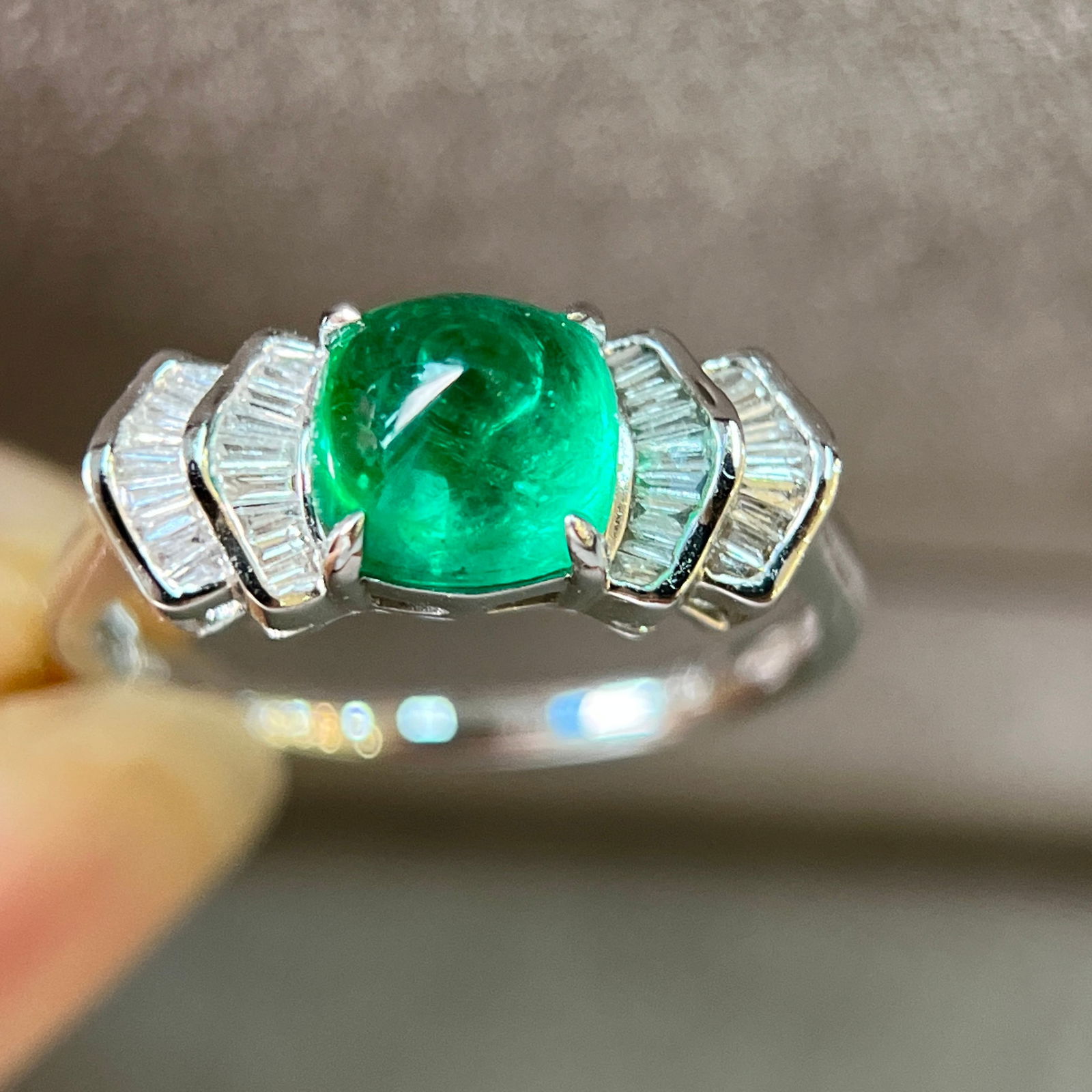 14k Gold 1.86 Ctw Vivid Green Natural Emerald & Diamond Ring: Ref:231128239 // gold content:14k gold // ring size:7. 25us // // main gemstone:emerald // shape:sugar-loaf // carat weight:1. 61ct // color:vivid green // treatment:natural // // adjacent gemstone 2
