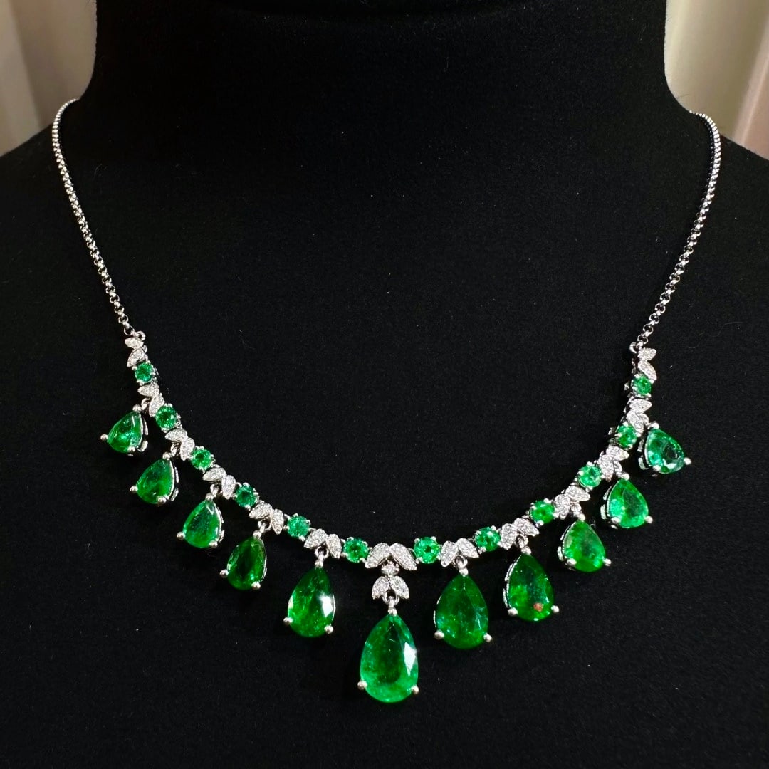 14k Gold 5.15 Ctw Vivid Green Natural Emerald & Diamond Necklace: Ref:231128286 // gold content:14k gold // main gemstone:emerald // shape:pear // carat weight:4. 86ct // color:vivid green // treatment:natural // // adjacent gemstone 2 : diamond // shape:round //