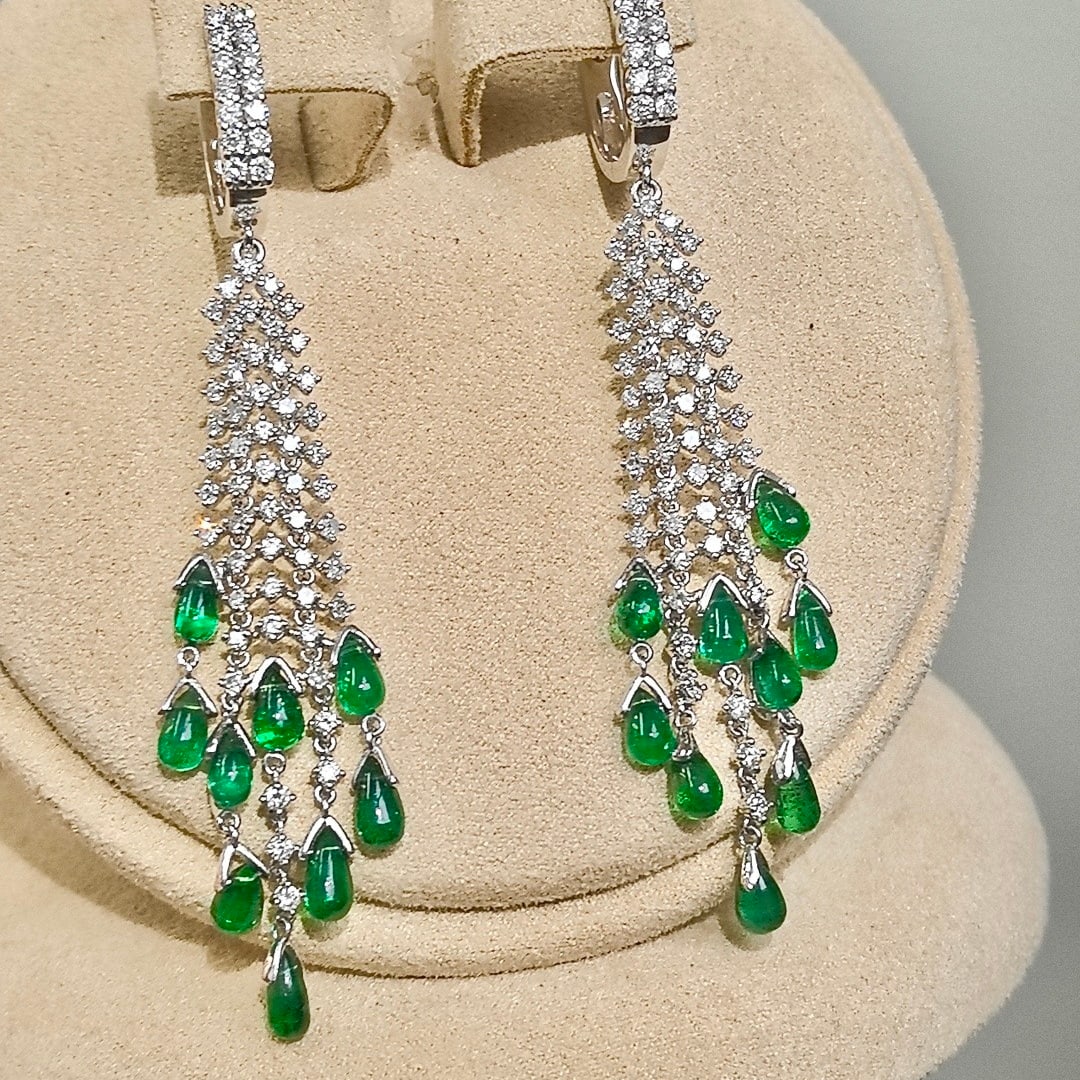 14k Gold 4.52 Ctw Vivid Green Natural Emerald & Diamond Earrings: Ref:231128341 // gold content:14k gold // main gemstone:emerald // shape:pear // carat weight:3ct // color:vivid green // treatment:natural // // adjacent gemstone 2 : diamond // shape:round //
