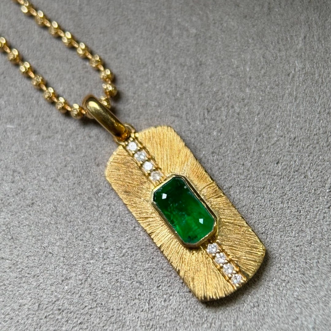 14k Gold 0.70 Ctw Vivid Green Natural Emerald & Diamond Pendant( Without Chain ): Ref:231128342 // gold content:14k gold // main gemstone:emerald // shape:octagonal // carat weight:0. 60ct // color:vivid green // treatment:natural // // adjacent gemstone 2 : diamond //