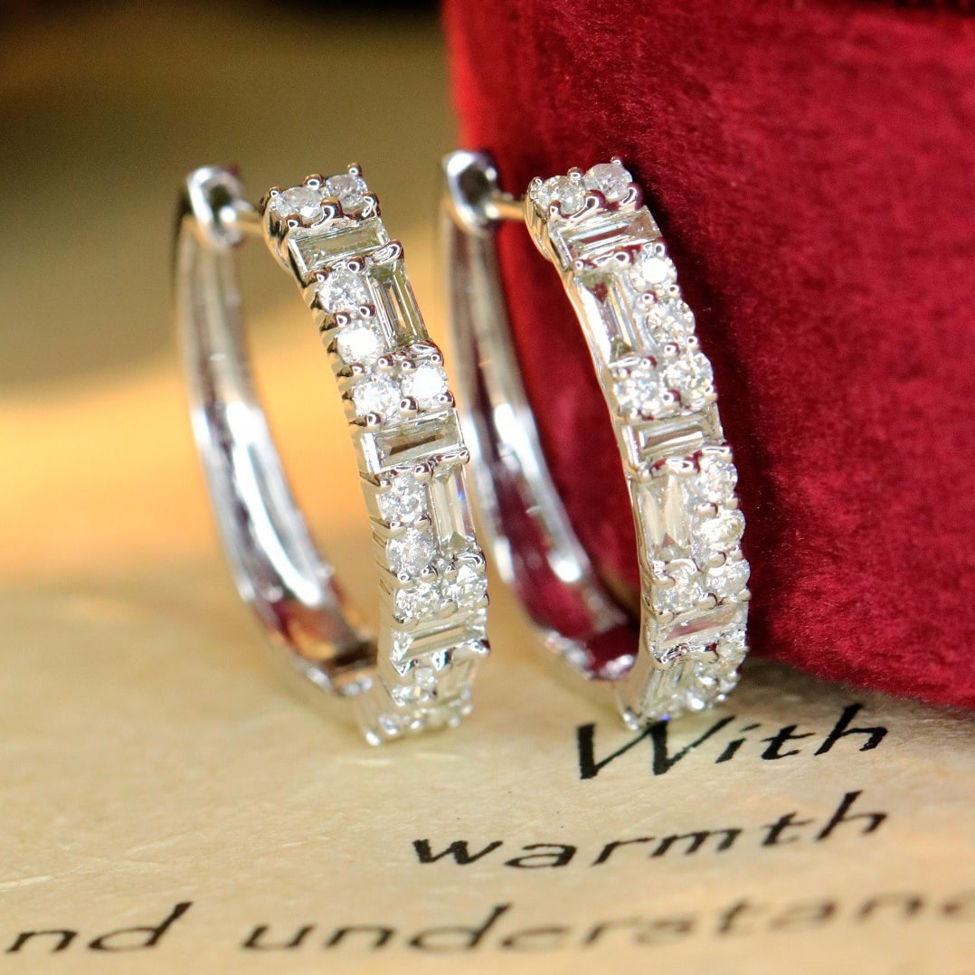 14k Gold 0.76 Ct Natural H Diamond Earrings: Ref:231128345 // gold content:14k gold // main gemstone:diamond // shape:multiple // carat weight:0. 76ct // clarity grade:vs-si // color:h // treatment:natural // Low Estimate: 2600High Estimate: