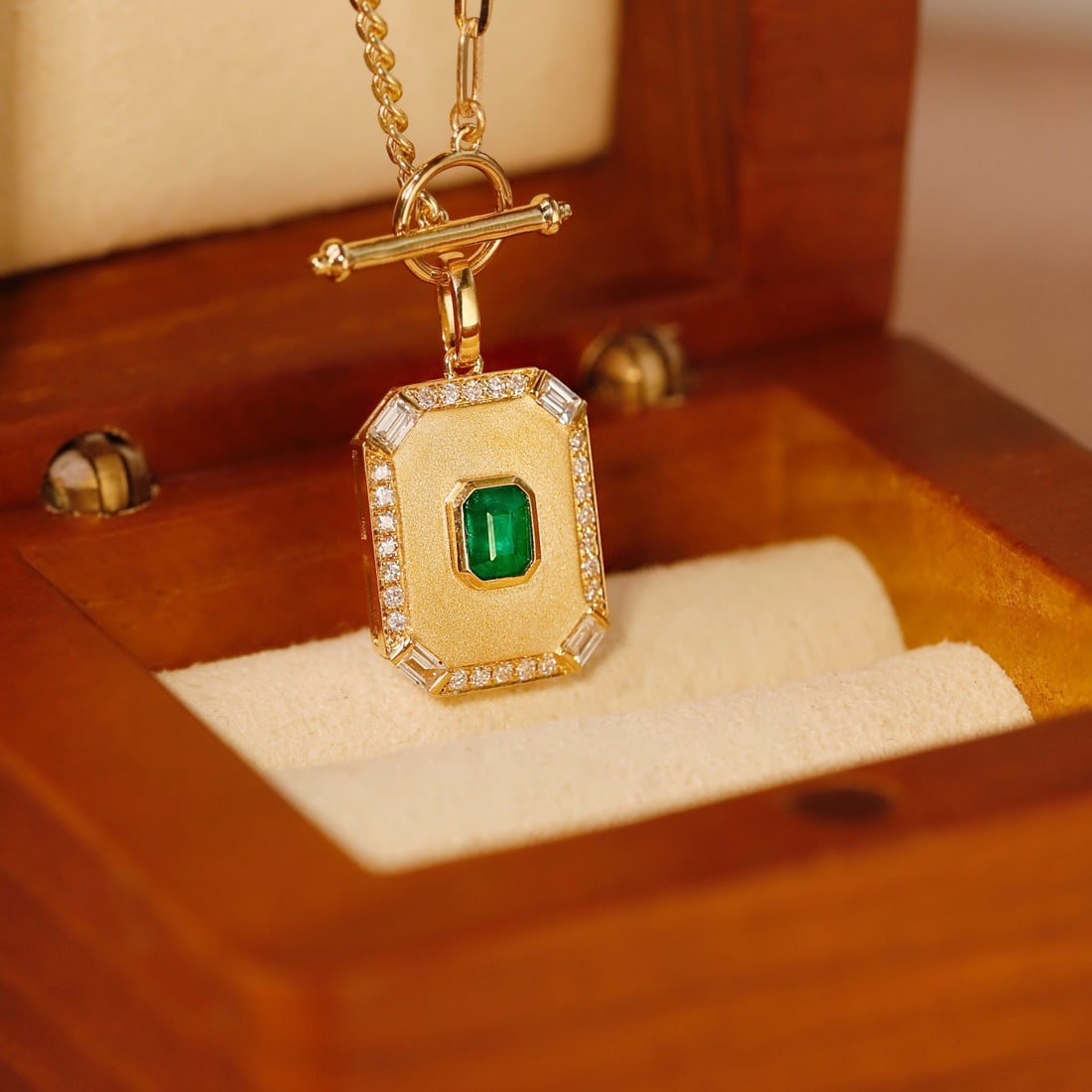 14k Gold 0.56 Ctw Vivid Green Natural Emerald & Diamond Necklace: Ref:231128357 // gold content:14k gold // main gemstone:emerald // shape:octagonal // carat weight:0. 3ct // color:vivid green // treatment:natural // // adjacent gemstone 2 : diamond //