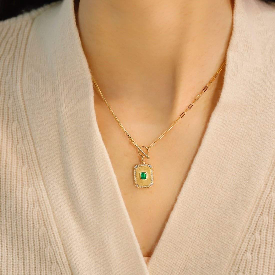 14k Gold 0.56 Ctw Vivid Green Natural Emerald & Diamond Necklace - 4