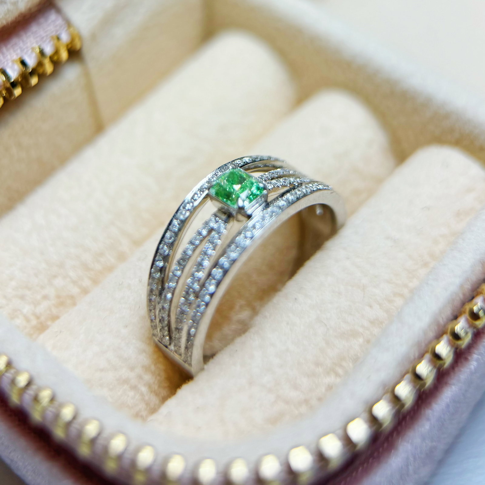 14k Gold 0.80 Ctw Natural Green Diamond & Diamond Ring - 2