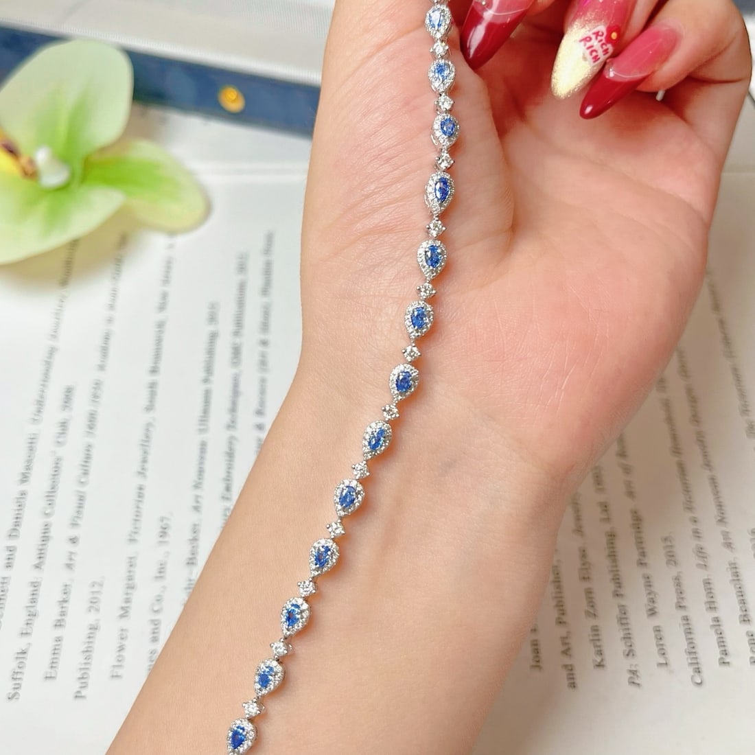 14k Gold 2.58 Ctw Natural Blue Diamond & Diamond Bracelet: Ref:231128386 // gold content:14k gold // main gemstone:blue diamond // shape:pear // carat weight:1. 12ct // color:blue // treatment:natural // // adjacent gemstone 2 : diamond // shape:round //