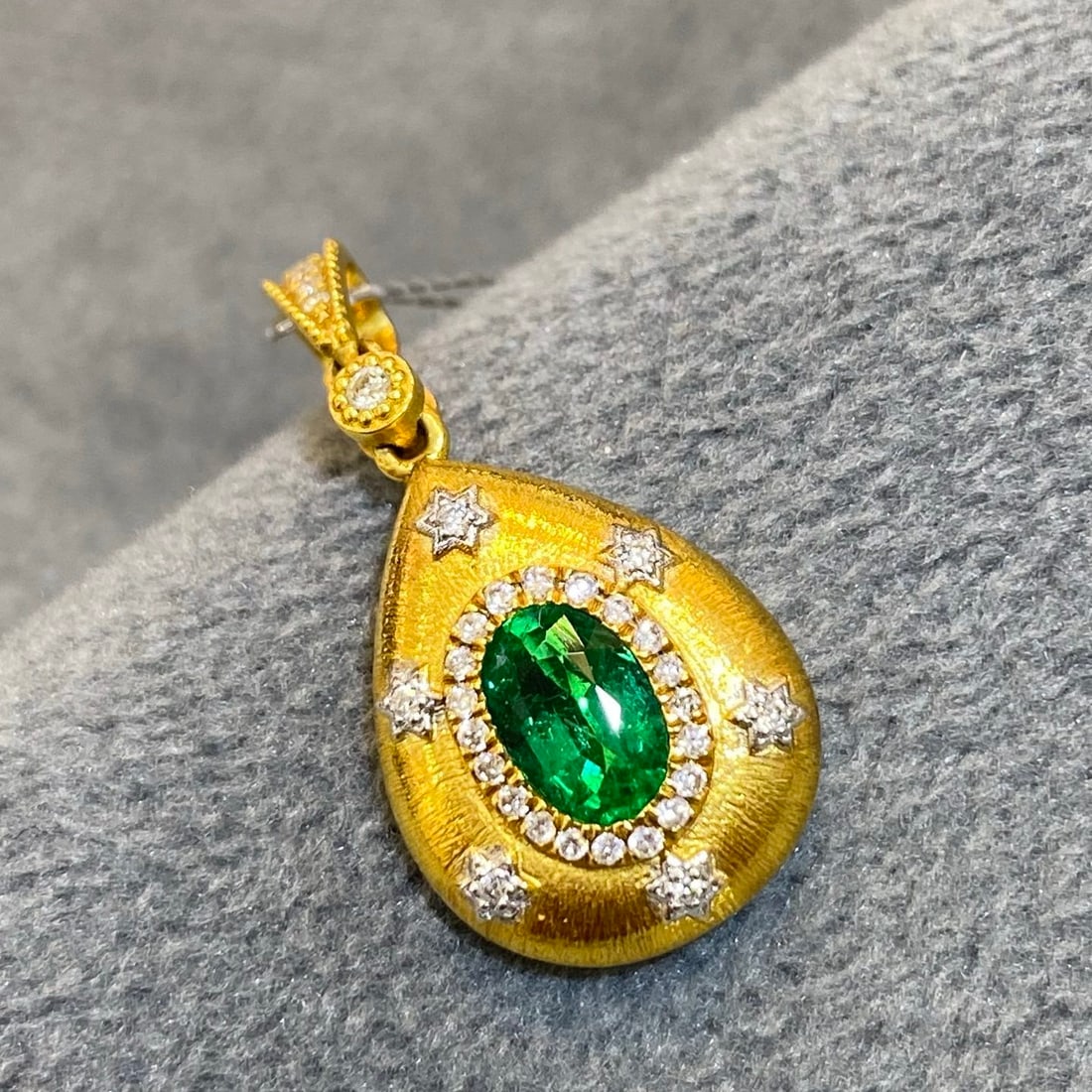 14k Gold 0.60 Ctw Vivid Green Natural Emerald & Diamond Pendant( Without Chain ): Ref:231128387 // gold content:14k gold // main gemstone:emerald // shape:oval // carat weight:0. 5ct // color:vivid green // treatment:natural // // adjacent gemstone 2 : diamond // shape:round //