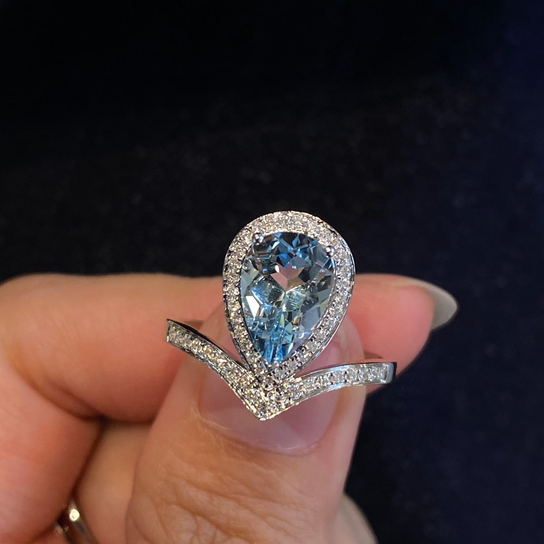 14k Gold 2.10 Ctw Natural Aquamarine & Diamond Ring: Ref:231128396 // gold content:14k gold // ring size:7. 25us // // main gemstone:aquamarine // shape:pear // carat weight:1. 85ct // color:santa maria color // treatment:natural // // adjacent