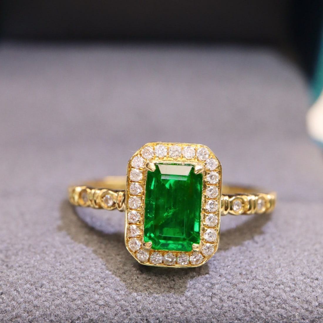14k Gold 0.82 Ctw Vivid Green Natural Emerald & Diamond Ring - 3