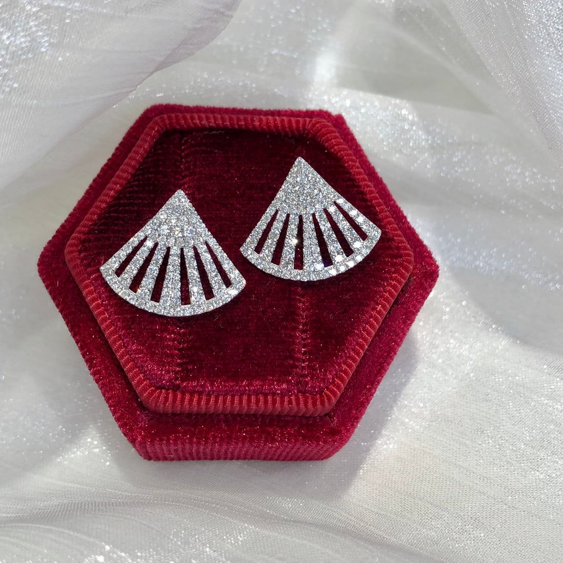 14k Gold 0.94 Ct Natural H Diamond Earrings: Ref:231128408 // gold content:14k gold // main gemstone:diamond // shape:round // carat weight:0. 94ct // clarity grade:vs-si // color:h // treatment:natural // cut grade:g // Condition: NewLow