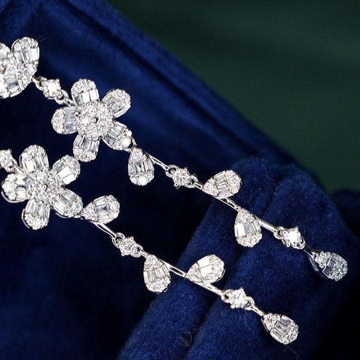 14k Gold 1.06 Ct Natural H Diamond Earrings: Ref:231128415 // gold content:14k gold // main gemstone:diamond // shape:multiple // carat weight:1. 06ct // clarity grade:vs-si // color:h // treatment:natural // Condition: New Low Estimate: 3100 H