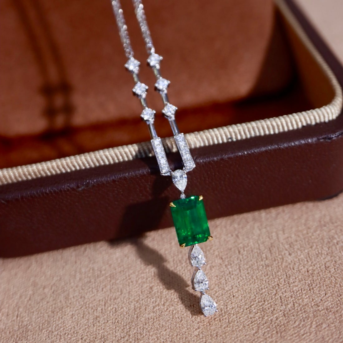 14k Gold 1.80 Ctw Vivid Green Natural Emerald & Diamond Necklace - 4