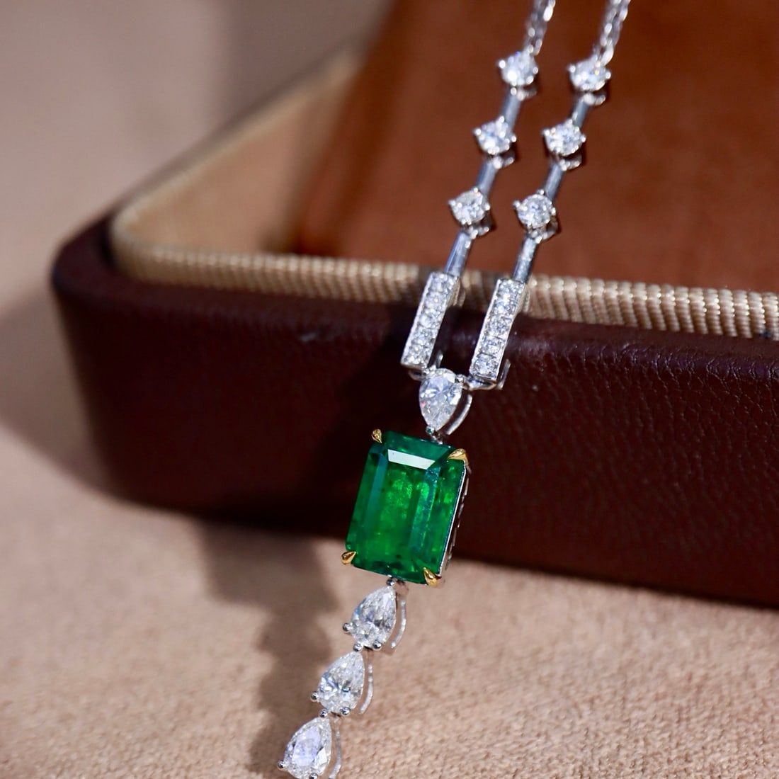 14k Gold 1.80 Ctw Vivid Green Natural Emerald & Diamond Necklace - 5