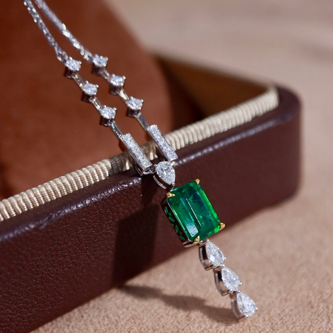 14k Gold 1.80 Ctw Vivid Green Natural Emerald & Diamond Necklace - 6