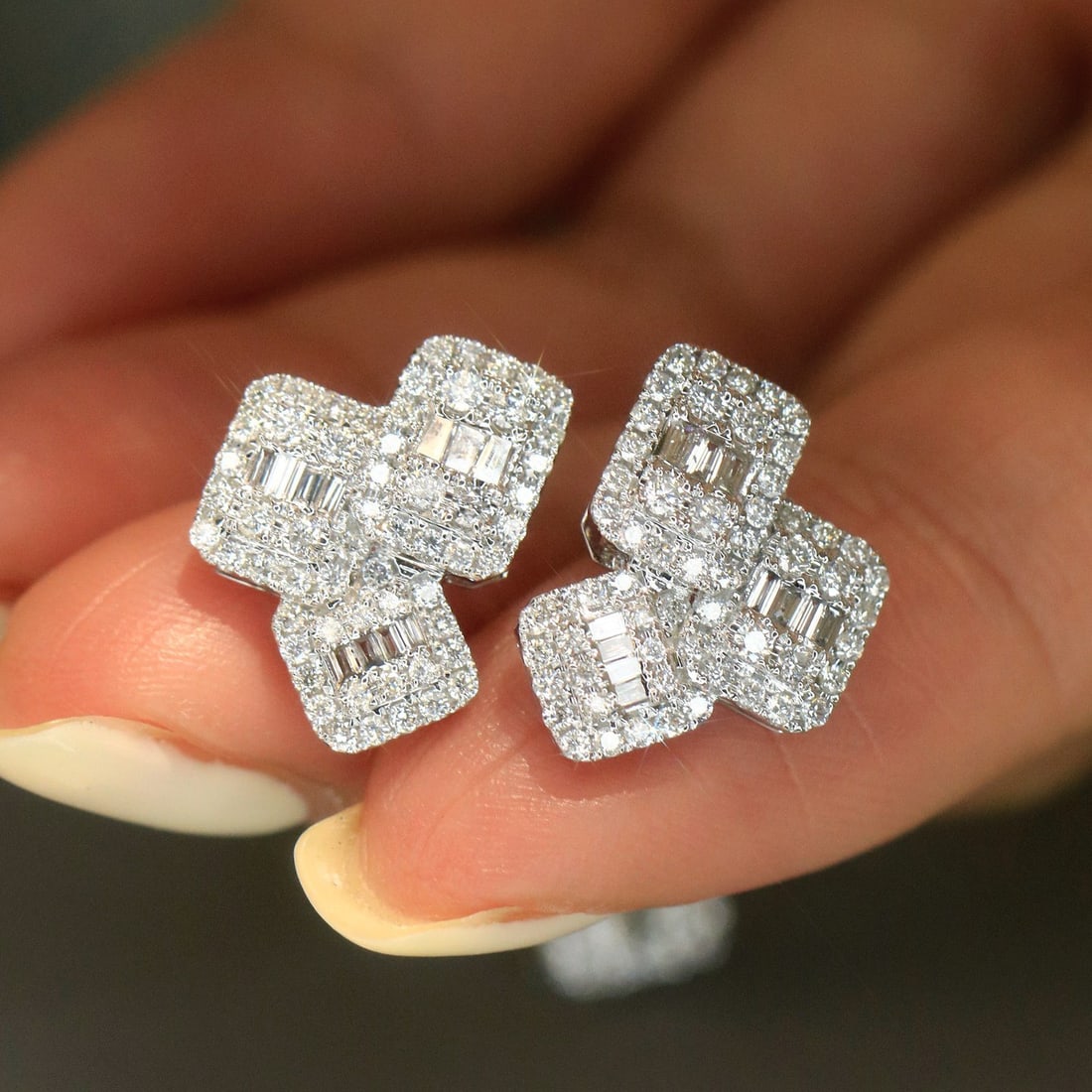 14k Gold 1.04 Ct Natural H Diamond Earrings: Ref:231128428 // gold content:14k gold // main gemstone:diamond // shape:multiple // carat weight:1. 04ct // clarity grade:vs-si // color:h // treatment:natural // High Estimate: 5000 Condition: New