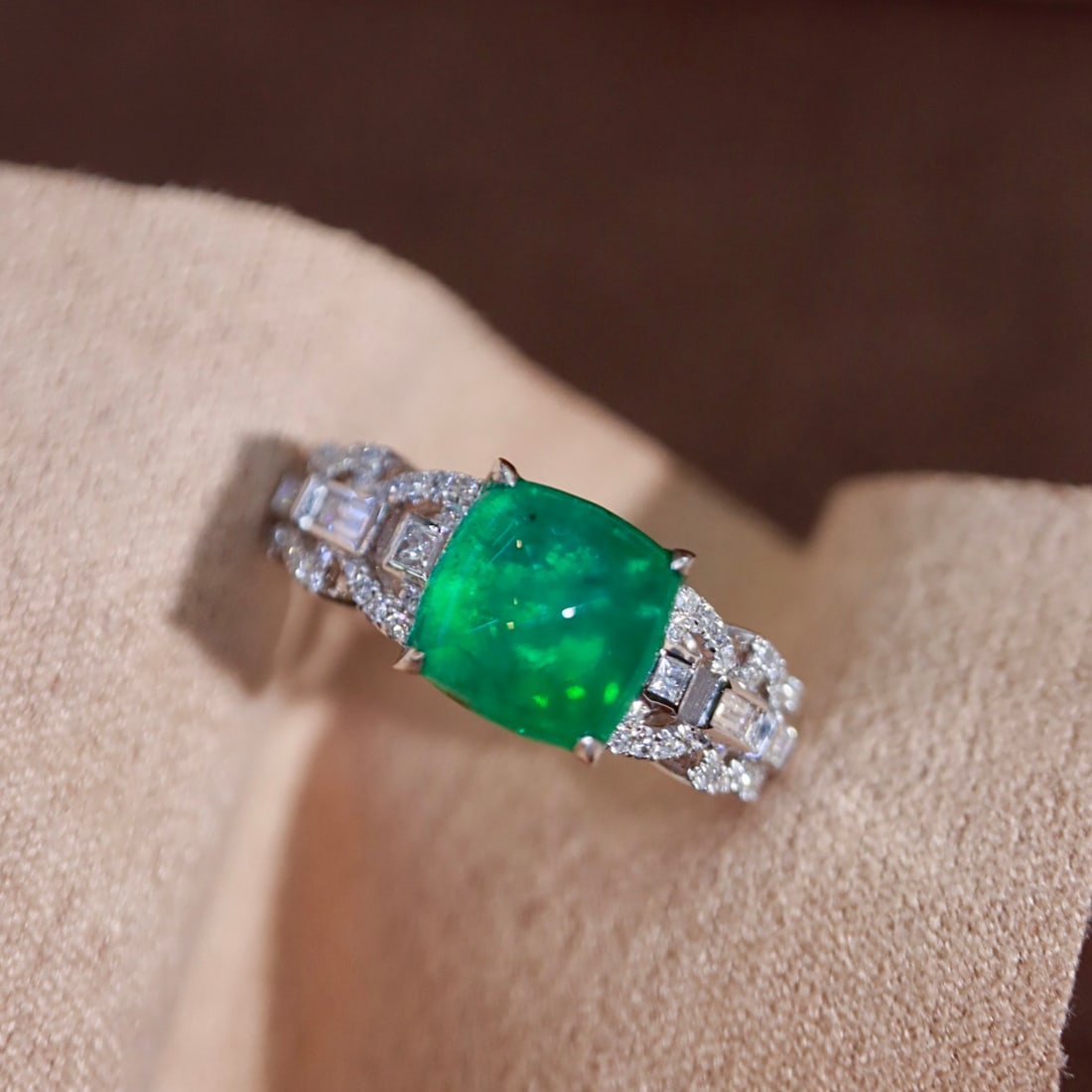 14k Gold 2.78 Ctw Natural Emerald & Diamond Ring: Ref:231128429 // gold content:14k gold // ring size:7. 25us // // main gemstone:emerald // shape:sugar-loaf // carat weight:2. 28ct // color:green // treatment:natural // // adjacent gemstone 2 : diam