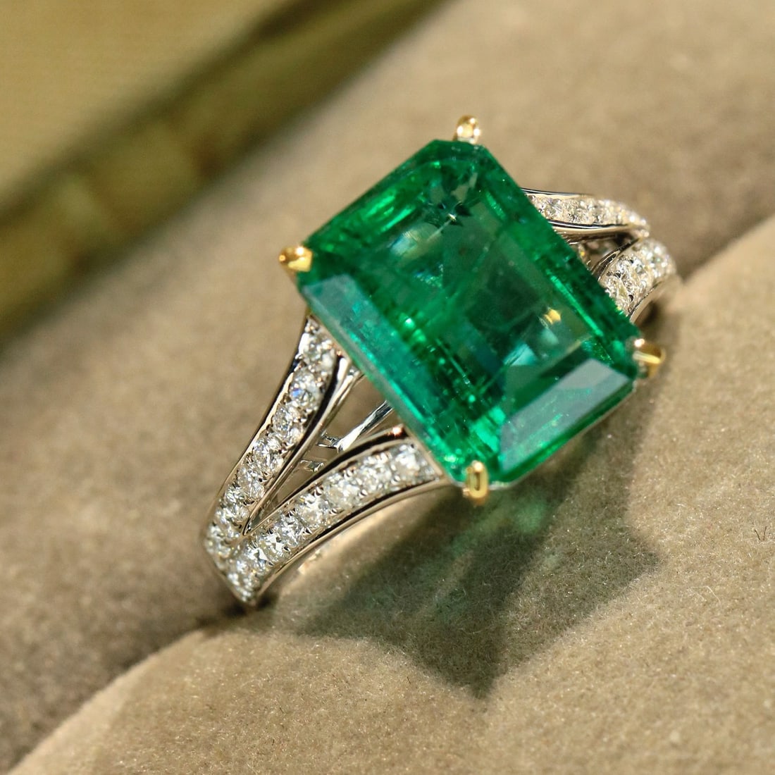 14k Gold 4.77 Ctw Vivid Green Natural Emerald & Diamond Ring: Ref:231128438 // gold content:14k gold // ring size:7. 25us // // main gemstone:emerald // shape:octagonal // carat weight:4. 36ct // color:vivid green // treatment:natural // // adjacent gemstone