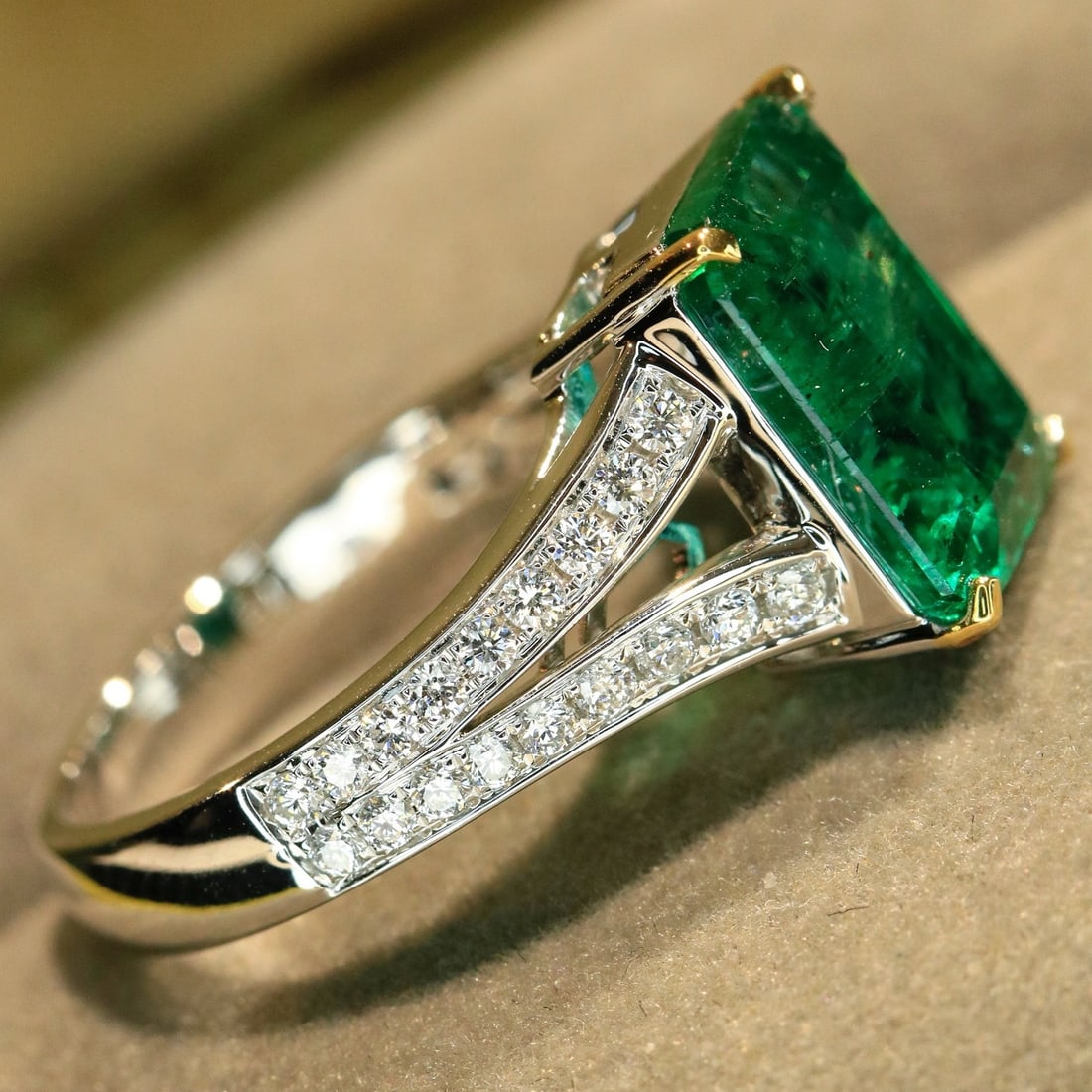 14k Gold 4.77 Ctw Vivid Green Natural Emerald & Diamond Ring - 2