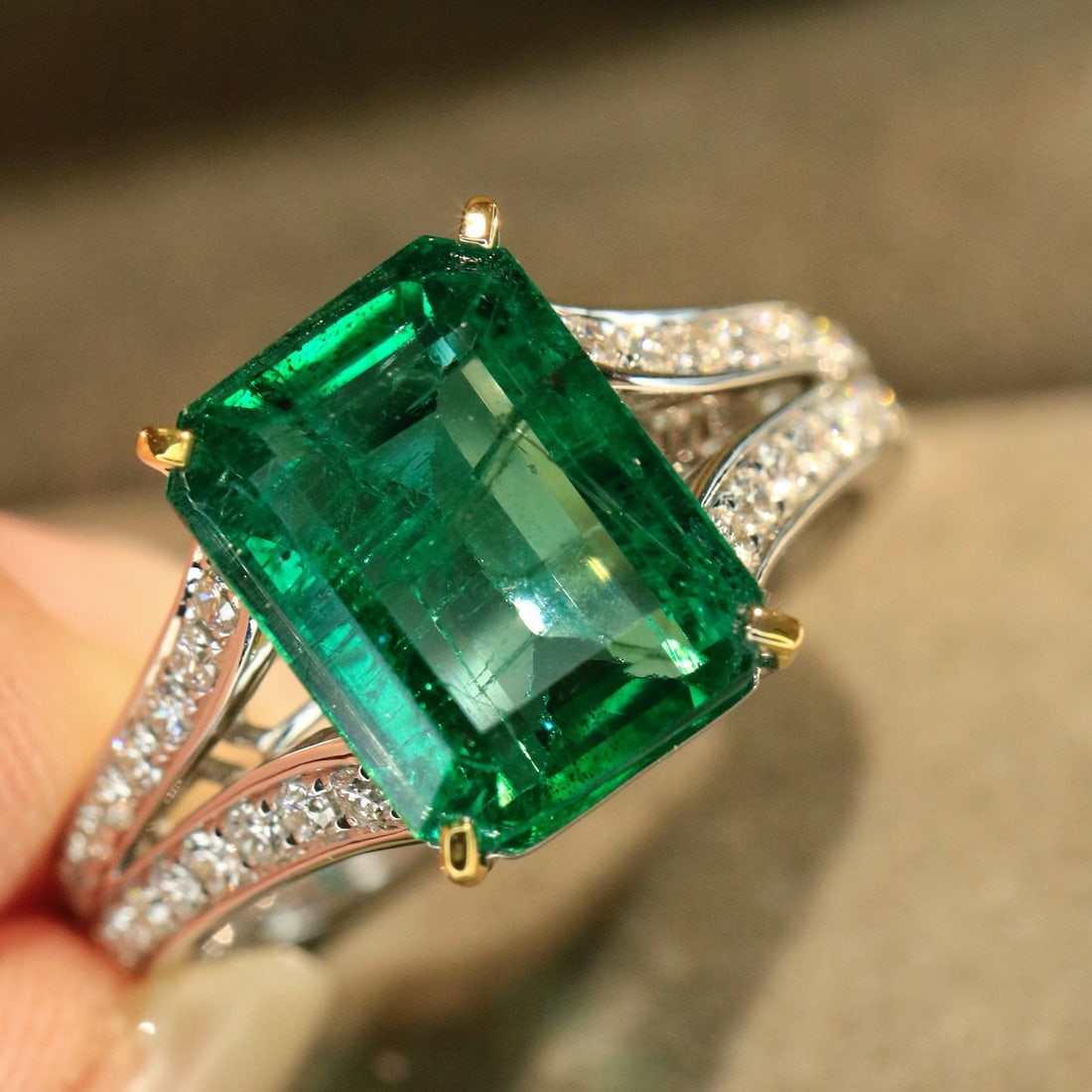 14k Gold 4.77 Ctw Vivid Green Natural Emerald & Diamond Ring - 4