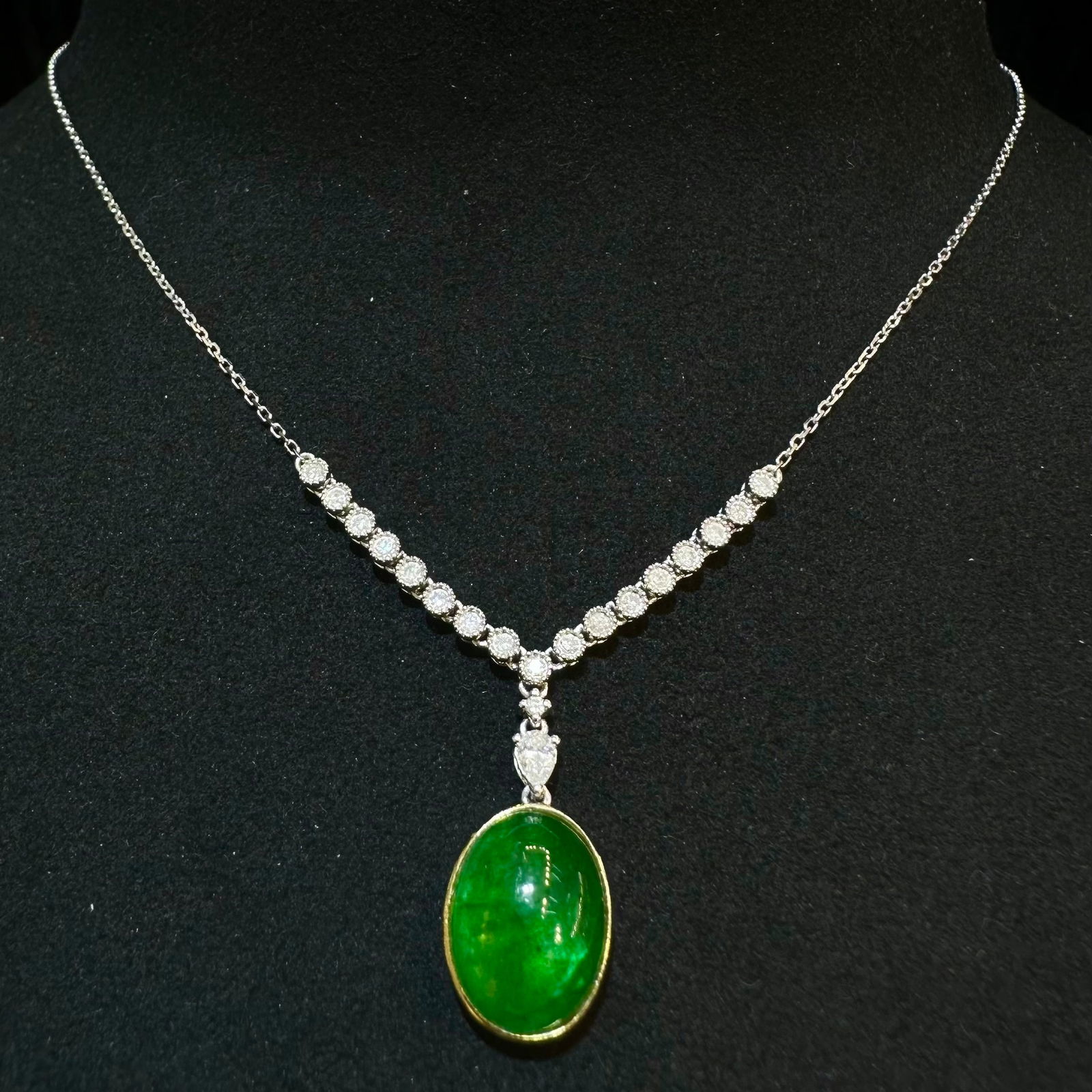 14k Gold 3.2 Ct Vivid Green Natural Emerald & Diamond Necklace - 2