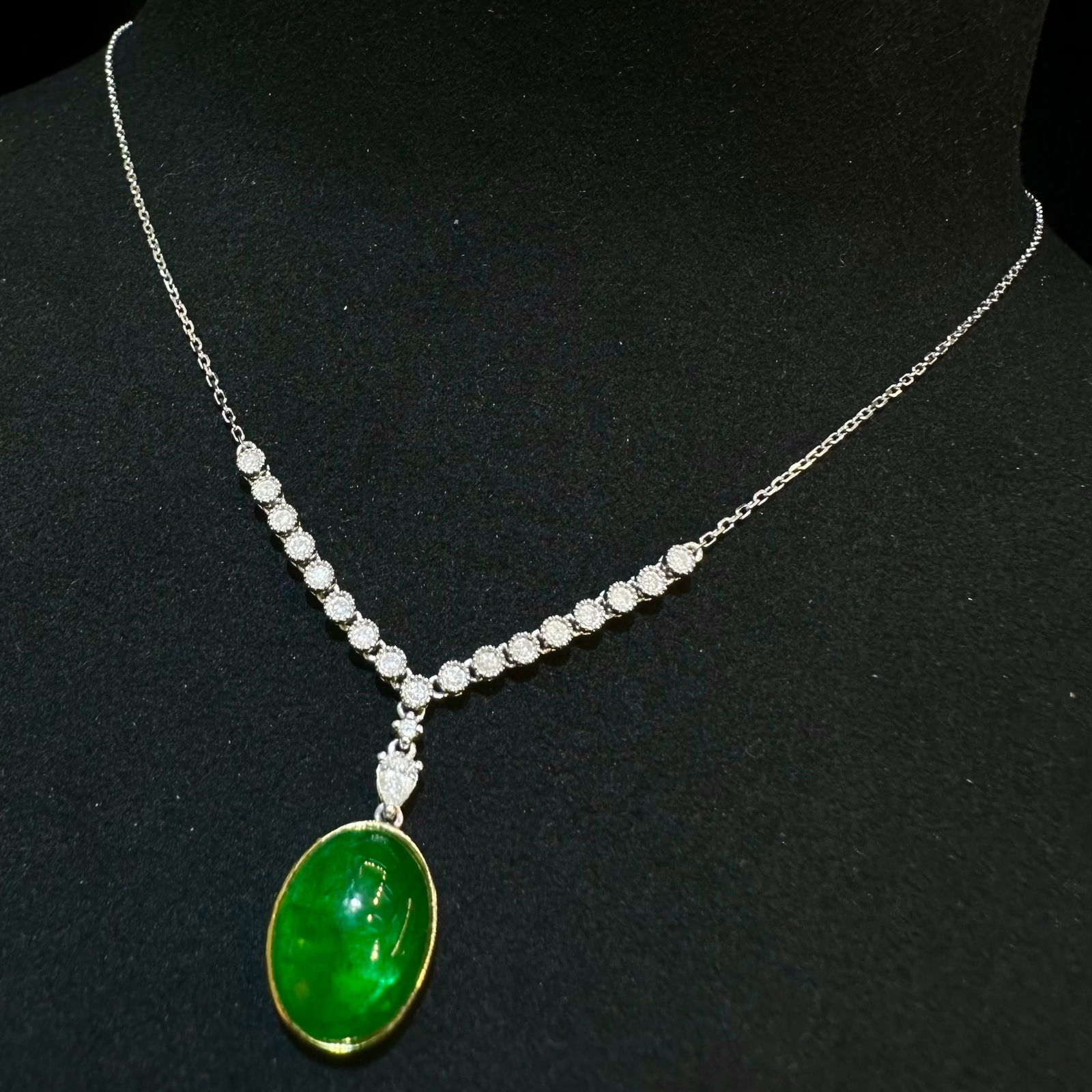 14k Gold 3.2 Ct Vivid Green Natural Emerald & Diamond Necklace - 3