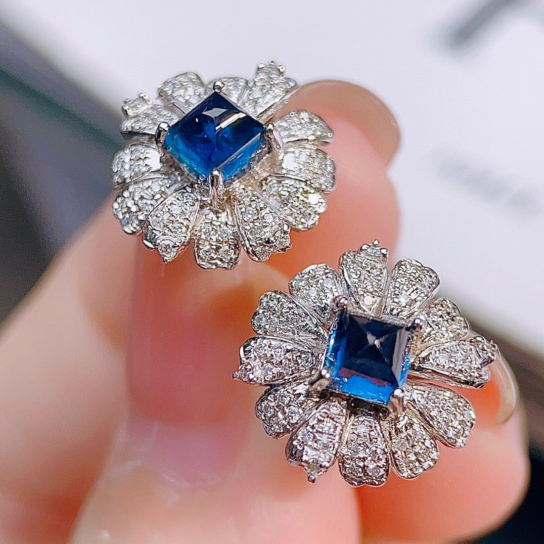 14k Gold 2.01 Ctw Natural Sapphire & Diamond & Flowers Earrings: Ref:230941072 // gold content:14k gold // main gemstone:sapphire // shape:suger-loaf // carat weight:1. 66ct // color:royal blue // treatment:natural // // adjacent gemstone 2 : diamond //