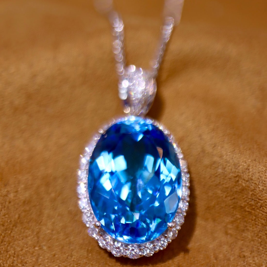 14k Gold 18.24 Ctw Natural Topaz & Diamond Pendant( Without Chain ): Ref:230941099 // gold content:14k gold // main gemstone:topaz // shape:oval // carat weight:17. 26ct // color:blue // treatment:natural // // adjacent gemstone 2 : diamond // shape:round // carat weig