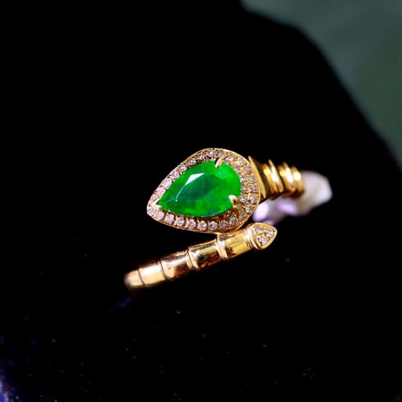 14k Gold 0.86 Ctw Vivid Green Natural Emerald & Diamond Ring - 4