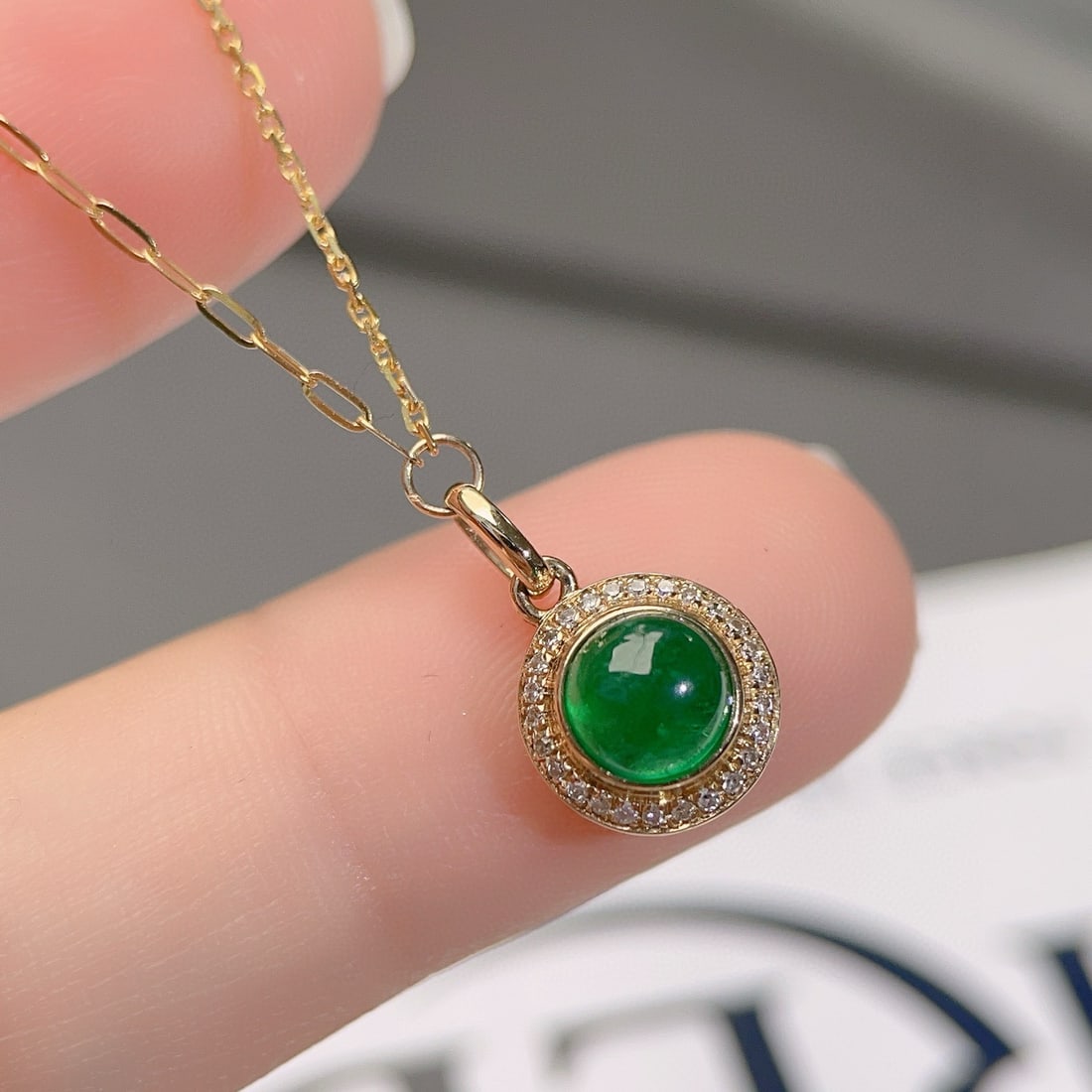 14k Gold 0.95 Ct Vivid Green Natural Emerald & Diamond Necklace - 6