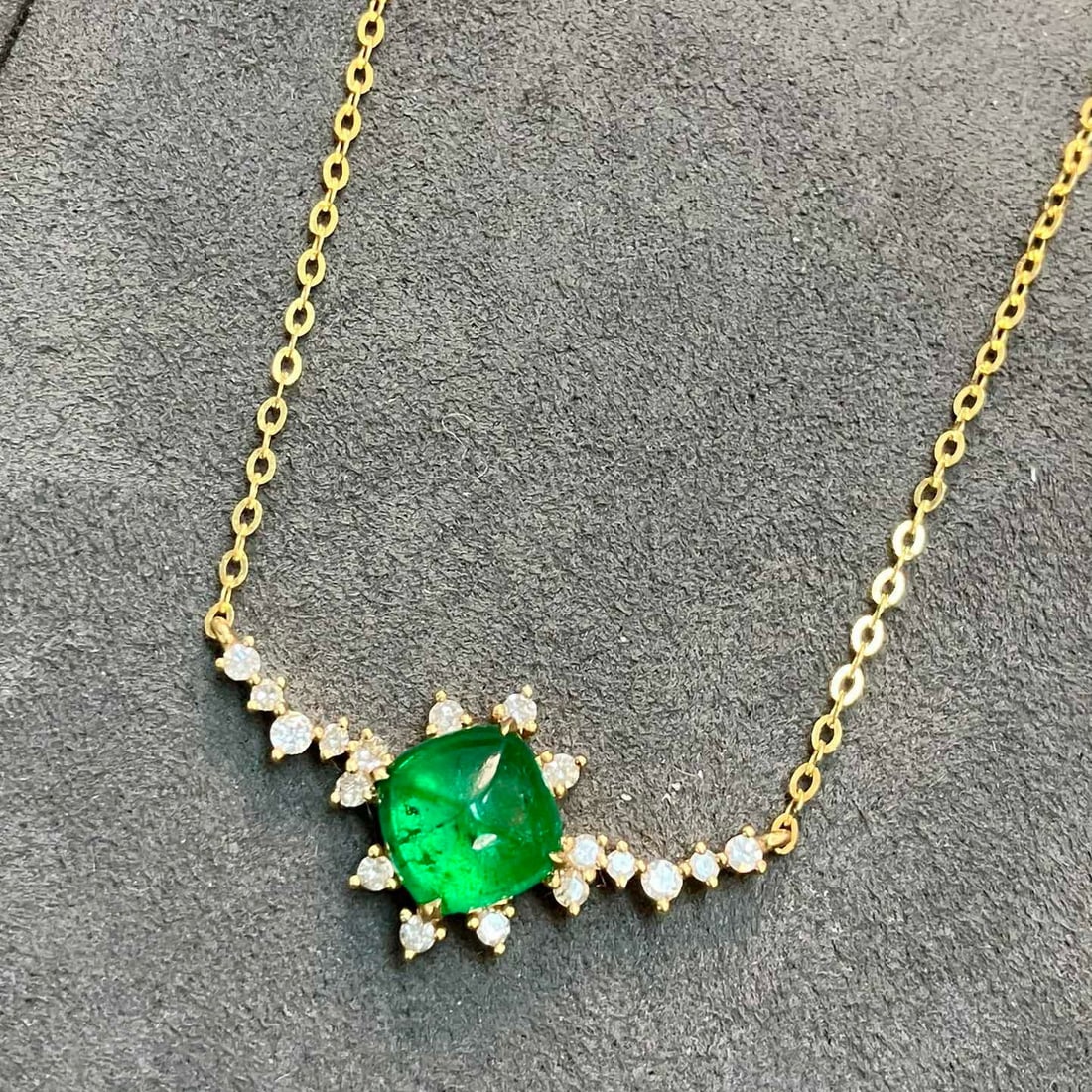 14k Gold 2.11 Ctw Vivid Green Natural Emerald & Diamond Necklace: Ref:230941145 // gold content:14k gold // main gemstone:emerald // shape:suger-loaf // carat weight:1. 82ct // color:vivid green // treatment:natural // // adjacent gemstone 2 : diamond //