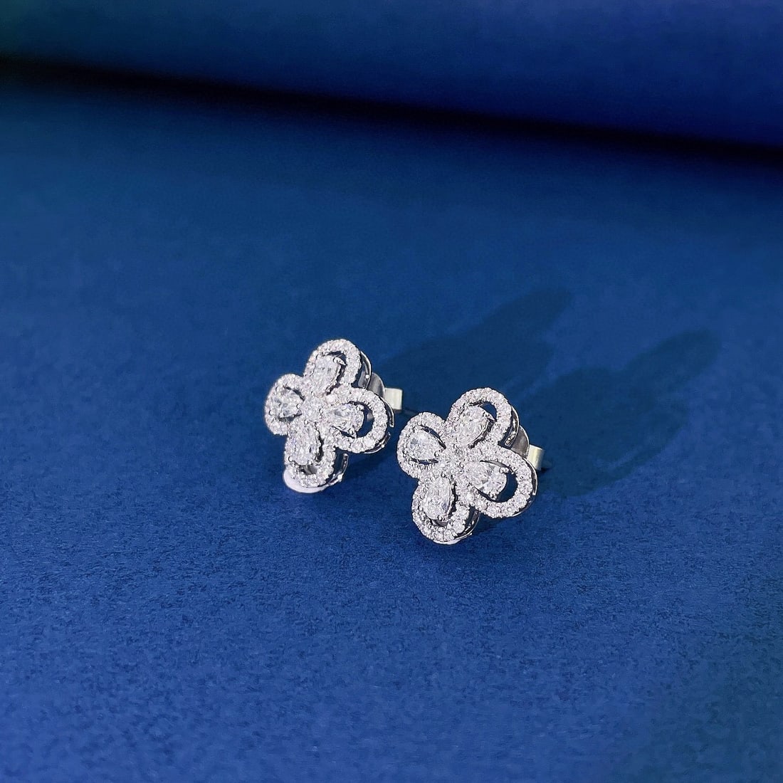 14k Gold 0.88 Ctw Natural H Diamond Earrings - 3