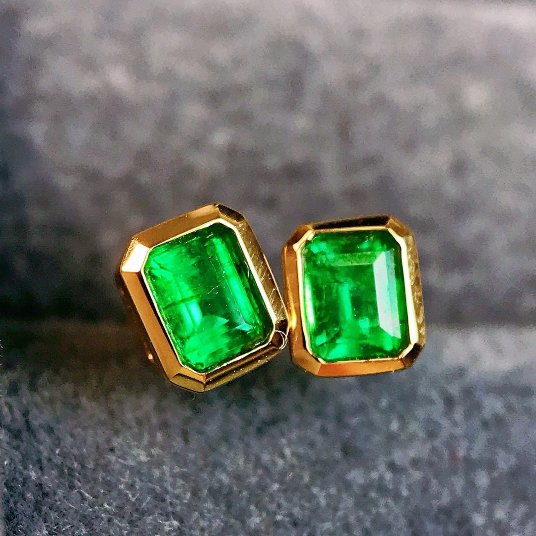 14k Gold 0.42 Ct Vivid Green Natural Emerald Earrings - 3