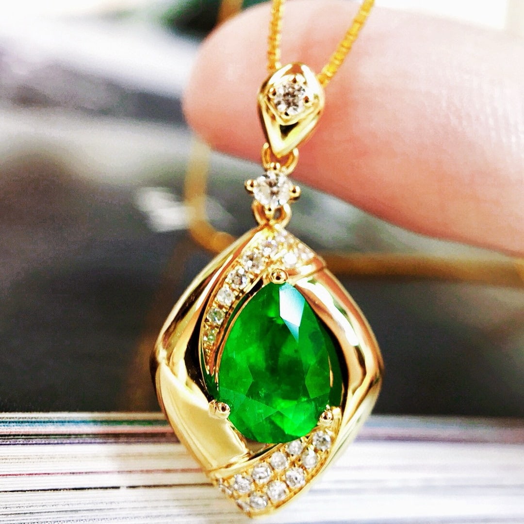 14k Gold 1.07 Ctw Vivid Green Natural Emerald & Diamond Pendant( Without Chain ): Ref:230941213 // gold content:14k gold // main gemstone:emerald // shape:pear // carat weight:0. 94ct // color:vivid green // treatment:natural // // adjacent gemstone 2 : diamond // shape:round // ca