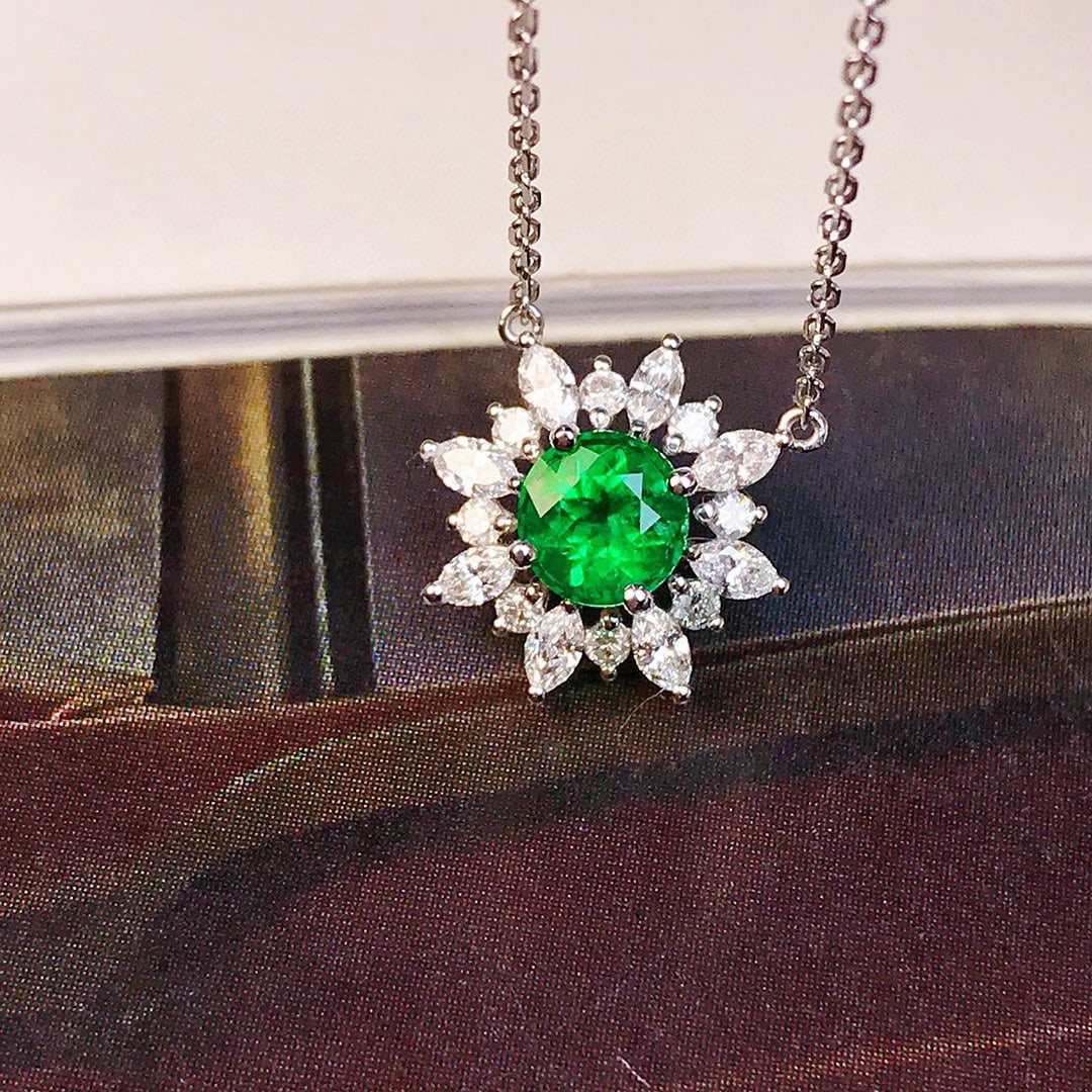 14k Gold 0.68 Ctw Vivid Green Natural Emerald & Diamond Necklace - 2