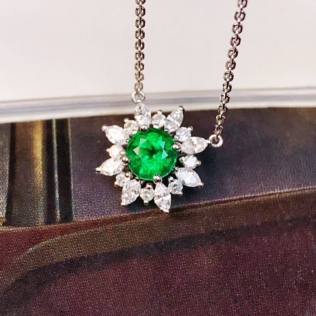 14k Gold 0.68 Ctw Vivid Green Natural Emerald & Diamond Necklace - 3