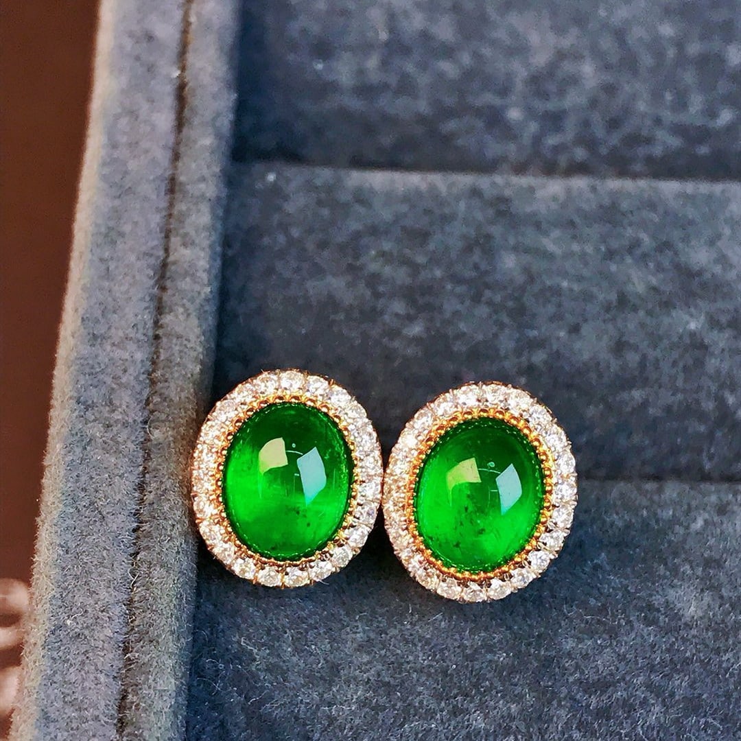14k Gold 1.77 Ctw Vivid Green Natural Emerald & Diamond Earrings: Ref:230941218 // gold content:14k gold // main gemstone:emerald // shape:oval // carat weight:1. 59ct // color:vivid green // treatment:natural // // adjacent gemstone 2 : diamond // shape:round // ca