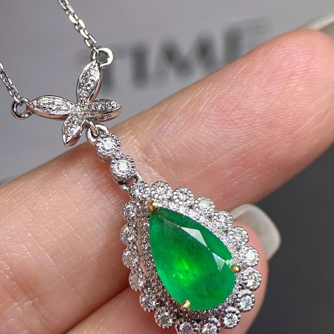 14k Gold 1.5 Ct Vivid Green Natural Emerald & Diamond Necklace - 3