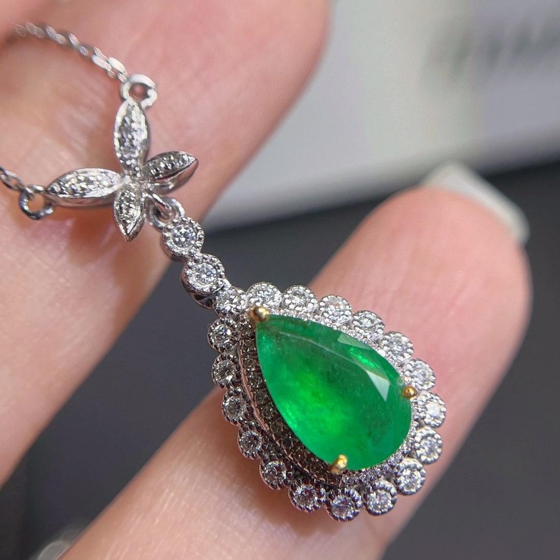 14k Gold 1.5 Ct Vivid Green Natural Emerald & Diamond Necklace - 5